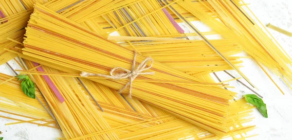 Muchos Espaguetis Crudos Sobre Fondo Blanco —  Fotos de Stock