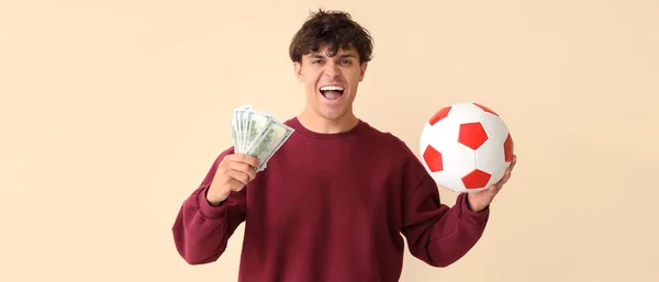Jovem Gritando Com Bola Futebol Dinheiro Fundo Bege Conceito Apostas — Fotografia de Stock