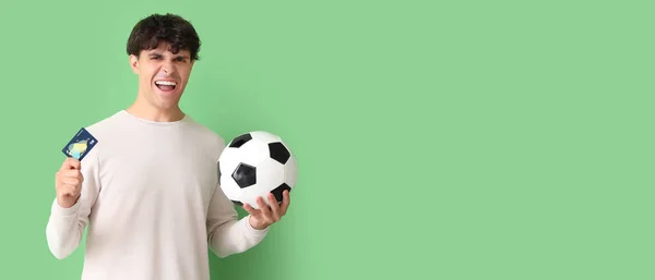 Ευτυχισμένος Νεαρός Άνδρας Μπάλα Ποδοσφαίρου Και Πιστωτική Κάρτα Πράσινο Φόντο — Φωτογραφία Αρχείου