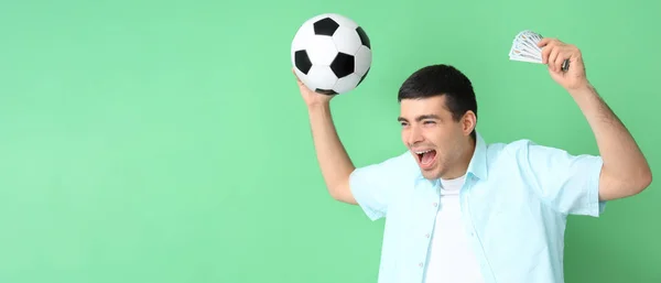 Jovem Gritando Com Bola Futebol Dinheiro Fundo Verde Com Espaço — Fotografia de Stock