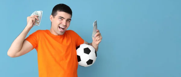 Ευτυχισμένος Νεαρός Άνδρας Μπάλα Ποδοσφαίρου Και Χρήματα Μπλε Φόντο Χώρο — Φωτογραφία Αρχείου