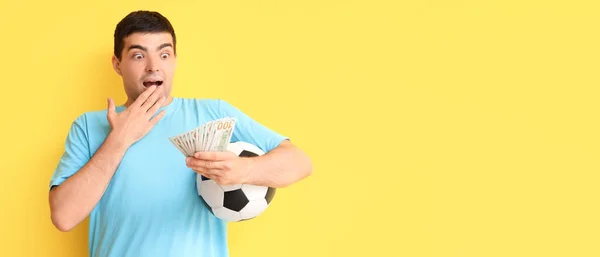 Jovem Surpreso Com Bola Futebol Dinheiro Fundo Amarelo Com Espaço — Fotografia de Stock