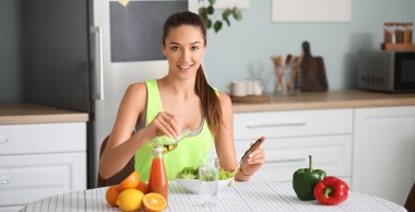 Güzel genç bayan mutfakta sebze salatası yapıyor.