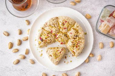 Hafif arkaplanlı fıstıklı Tahini Halva tabağı