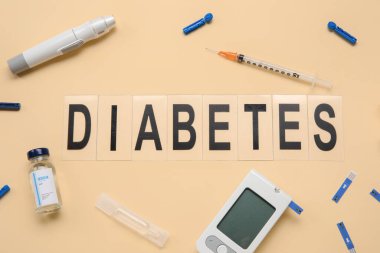 Bej arka planda tıbbi malzemeler bulunan Kelime Diabeti