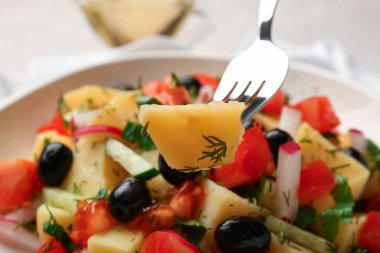 Sebzeli patates salatası, yakın plan.