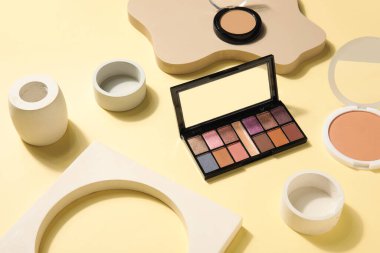 Bej arka planda toz ve podyumlu gözhagları