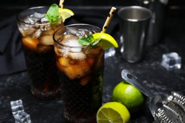 Karanlık arka planda soğuk Küba Libre kokteyli.