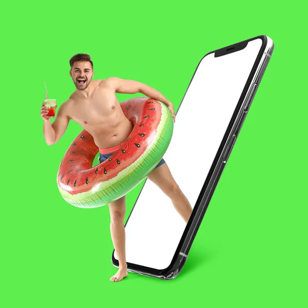 Счастливый Молодой Человек Надувным Кольцом Коктейлем Большим Мобильным Телефоном Зеленом — стоковое фото