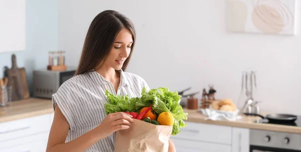 Young Woman Fresh Products Market Home — Stock Photo, Image