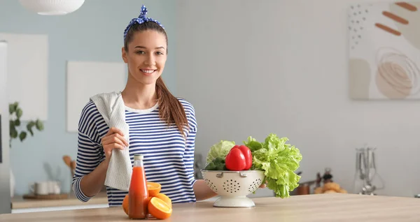 Mutfakta Taze Ürünleri Olan Güzel Genç Bir Kadın — Stok fotoğraf