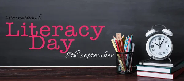 Banner Para Dia Internacional Alfabetização Com Despertador Papelaria Escolar — Fotografia de Stock