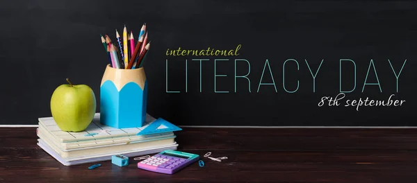 Banner Para Dia Internacional Alfabetização Com Papelaria Maçã Escola — Fotografia de Stock