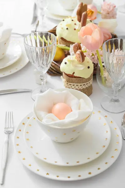 漂亮的餐桌布置 房间里有复活节彩蛋 蛋糕和郁金香 特写镜头 — 图库照片