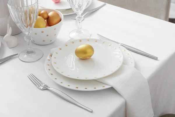 部屋に黄金のイースターの卵と美しいテーブルの設定 クローズアップ — ストック写真