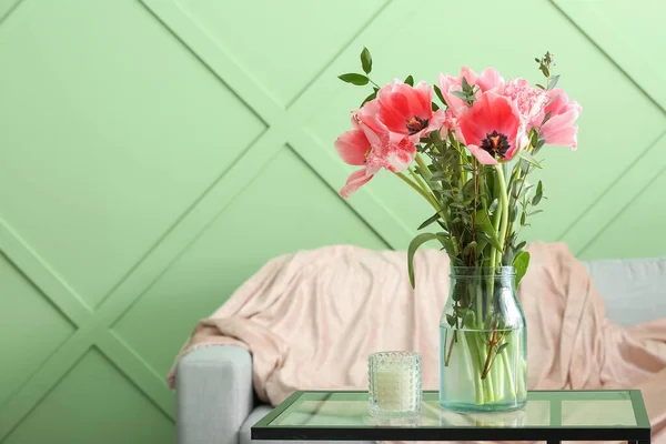 Váza Tulipánnal Gyertyával Asztalon Nappaliban — Stock Fotó