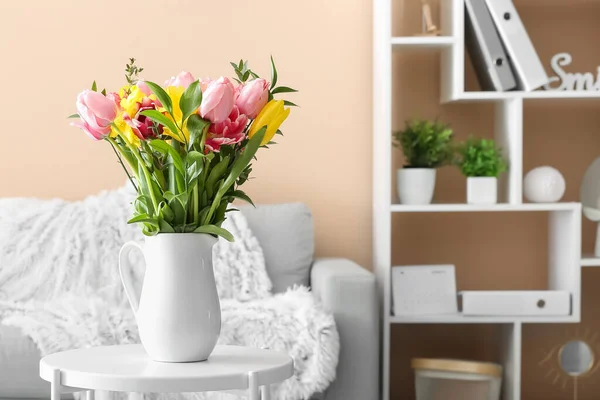 居間のテーブルの上に春の花の花瓶 — ストック写真