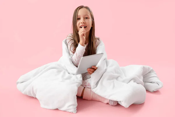 Маленькая Девочка Одеялом Планшетным Компьютером Кусает Ногти Розовом Фоне — стоковое фото