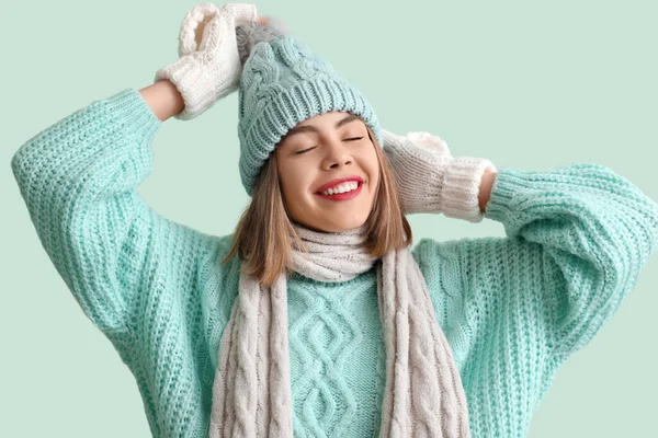 緑の背景に冬服の冷凍若い女性 — ストック写真