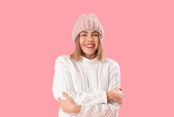 Fryst Ung Kvinna Vinter Kläder Rosa Bakgrund — Stockfoto