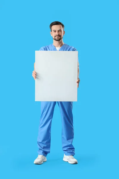 Odontólogo Masculino Con Gran Diente Plástico Sobre Fondo Azul —  Fotos de Stock