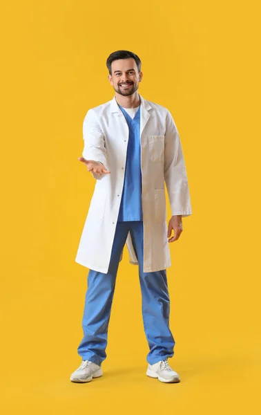 Чоловік Стоматолог Тримає Щось Жовтому Тлі — стокове фото