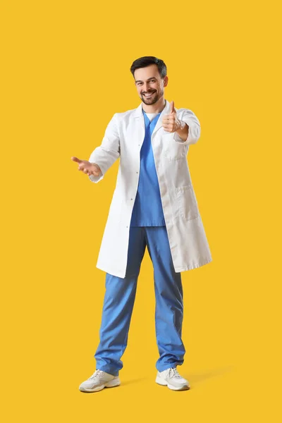 Zahnarzt Zeigt Daumen Nach Oben Auf Gelbem Hintergrund — Stockfoto
