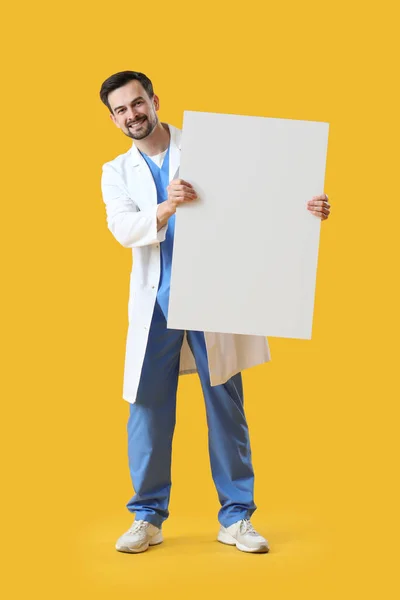 Zahnarzt Mit Großem Kunststoffzahn Auf Gelbem Hintergrund — Stockfoto