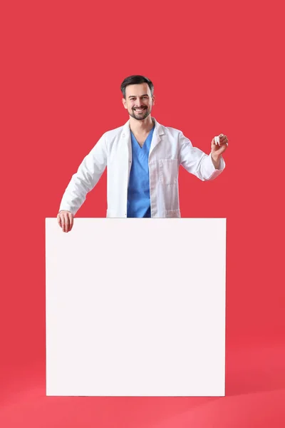 Zahnarzt Mit Kunststoffzahn Auf Rotem Hintergrund — Stockfoto