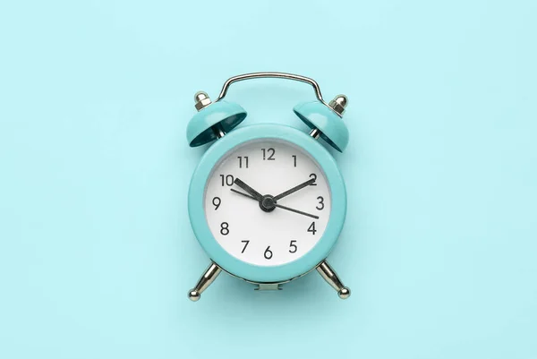 Reloj Despertador Sobre Fondo Azul —  Fotos de Stock