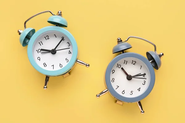 Relógios Alarme Fundo Amarelo — Fotografia de Stock