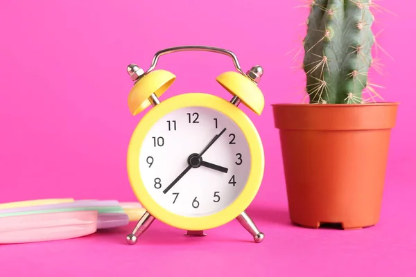 Reloj Despertador Bolígrafos Cactus Sobre Fondo Rosa — Foto de Stock