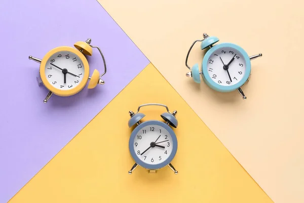 Renk Arkaplanındaki Klasik Alarm Saatleri — Stok fotoğraf