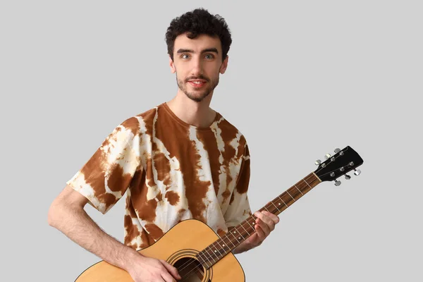 Schöner Mann Krawattenfärber Shirt Mit Gitarre Auf Hellem Hintergrund — Stockfoto