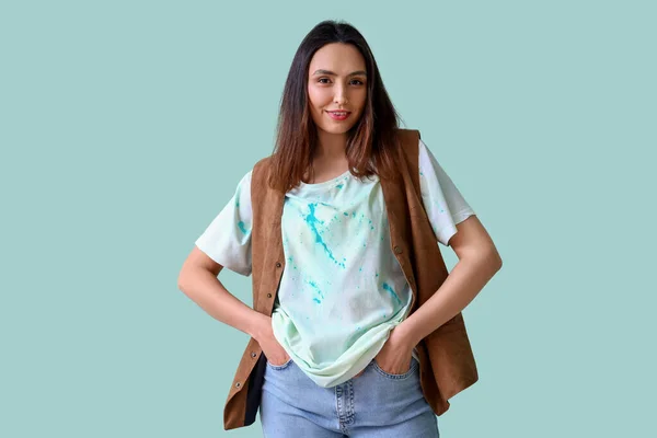 Snygg Ung Kvinna Tie Dye Shirt Och Väst Ljusblå Bakgrund — Stockfoto