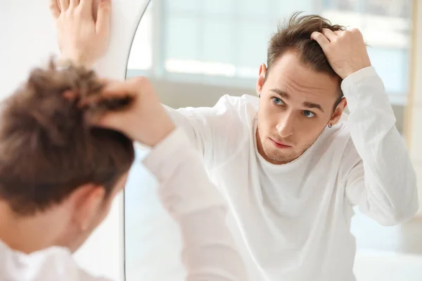 Saç Dökülme Sorunu Olan Genç Adam Aynaya Bakıyor — Stok fotoğraf
