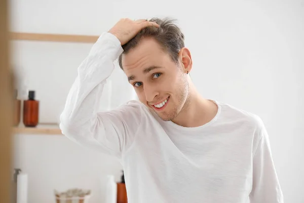 Mladý Muž Problémem Vypadávání Vlasů Úsměvem Koupelně — Stock fotografie
