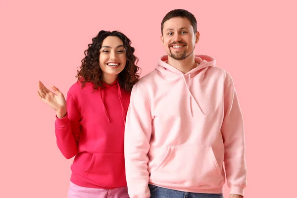 Glückliches Junges Paar Auf Rosa Hintergrund — Stockfoto