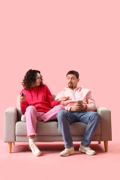 Young Couple Watching Pink Background — Stock Photo, Image