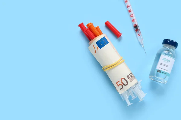 Inzulín Injekčními Stříkačkami Penězi Modrém Pozadí Koncept Nákladné Medicíny — Stock fotografie