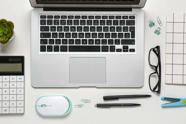 白色背景的笔记本电脑 眼镜和计算器的组合 — 图库照片