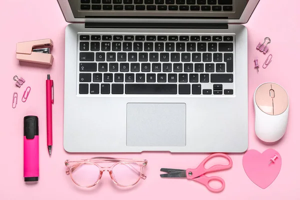 Composição Com Laptop Artigos Papelaria Óculos Sobre Fundo Rosa — Fotografia de Stock