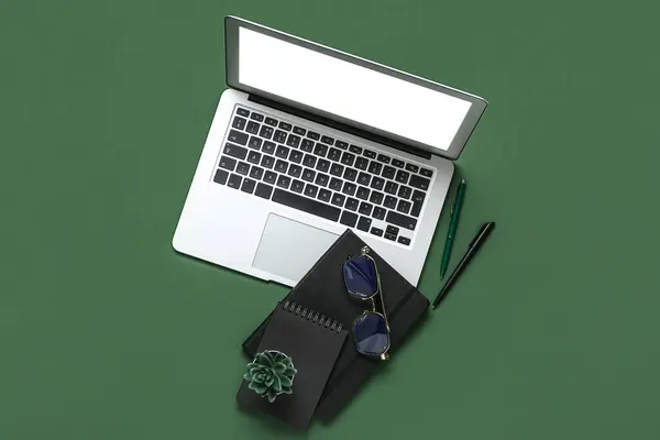 Композиція Ноутбуком Окулярами Блокнотом Зеленому Фоні — стокове фото
