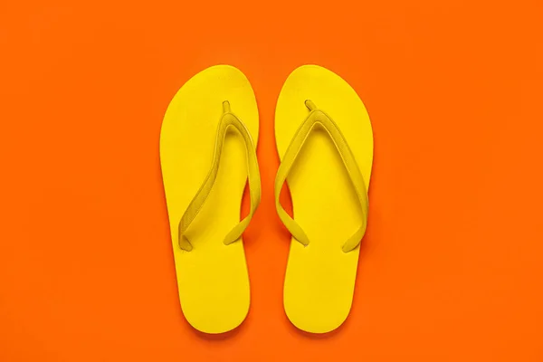Gelbe Flip Flops Auf Rotem Hintergrund — Stockfoto