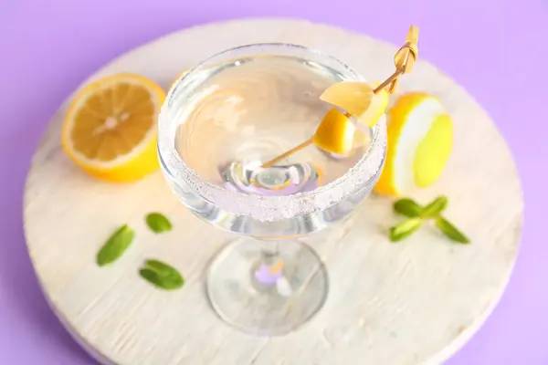 Glas Lekkere Martini Citroen Paarse Achtergrond — Stockfoto