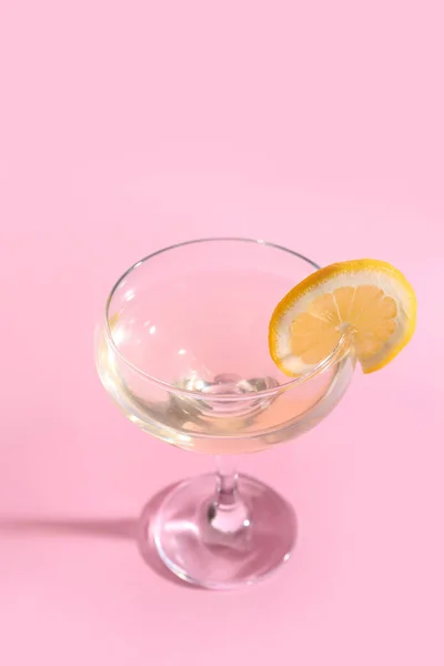 Vaso Sabroso Martini Limón Sobre Fondo Rosa — Foto de Stock