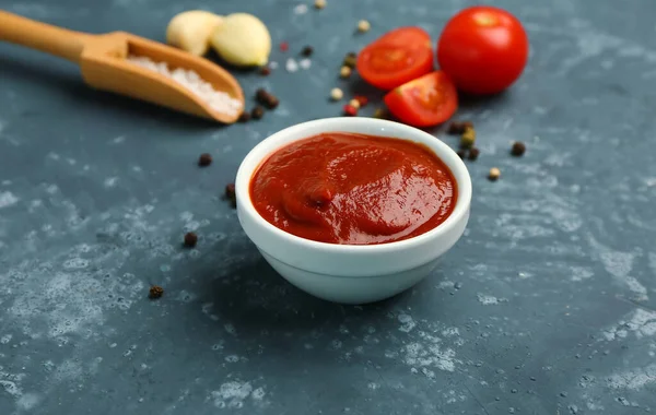 Schaal Met Smakelijke Tomatenpasta Knoflook Specerijen Grijze Grunge Achtergrond — Stockfoto