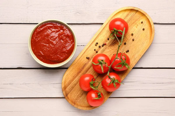 Cuenco Con Sabrosa Pasta Tomate Verduras Frescas Sobre Fondo Madera — Foto de Stock