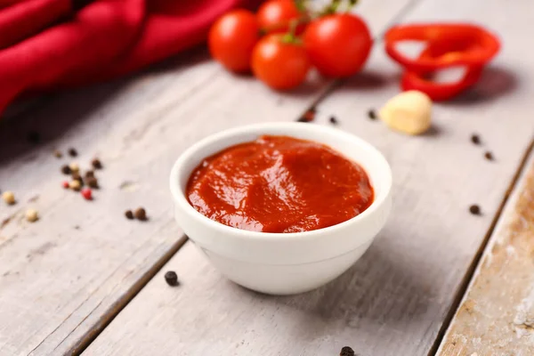 Miska Smaczną Pastą Pomidorową Jasnym Drewnianym Tle — Zdjęcie stockowe