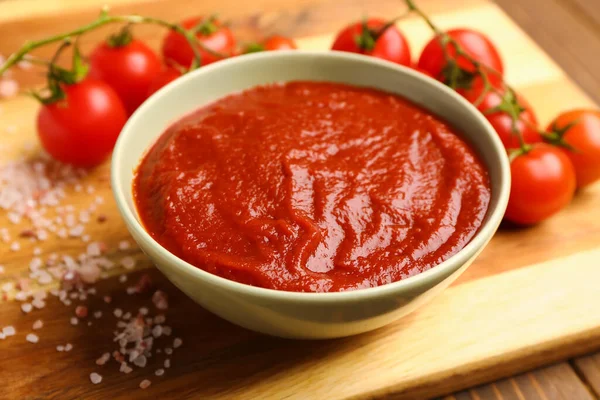 配上美味番茄酱 木制背景 特写的碗 — 图库照片